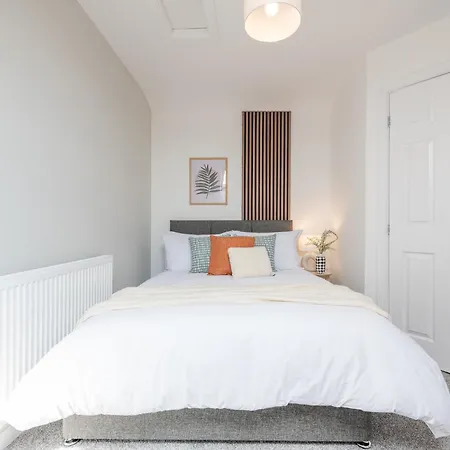 Comfort & Style In Salford - Sleeps 8 *