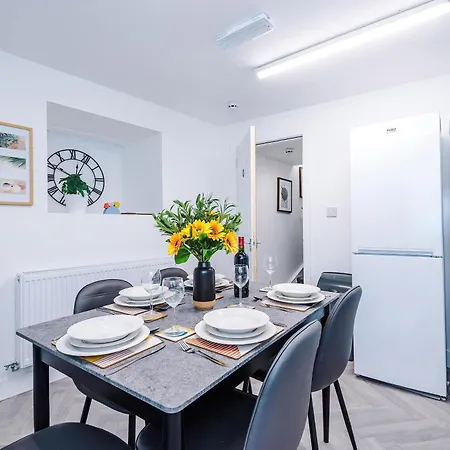 Nyaraló Modern 6 Bed House With Ensuites By 53 Degrees Property, Perfect For Business And Groups Manchester