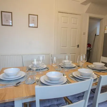Stylish 3br In Swinton - Free Parking Manchester