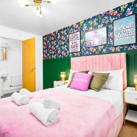 Vakantiehuis Stylish 4 Bed House With Garden - 4 Doubles Beds & 1 Single Bed - Sleeps 9 - Salford - Free Parking - Smart Tvs In Every Bedroom - Free Netflix - 6 Min To Centre, Close To Trafford Centre, Etihad Stadium, Arena, Clubs & Mor *