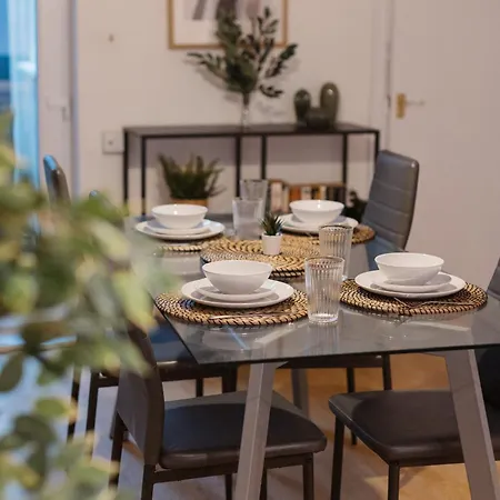 펜션 Modern 3 Bedroom House In Salford, Sleeps 6, 16 Minutes From Centre, Free Parking And Wi-fi, Weekly & Monthly Stays, Great Rates Available At Peachy *