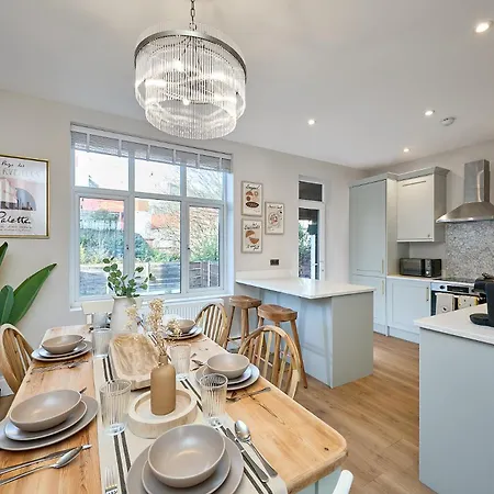 Stylish 4 Bed In Old Trafford Next To Mufc *