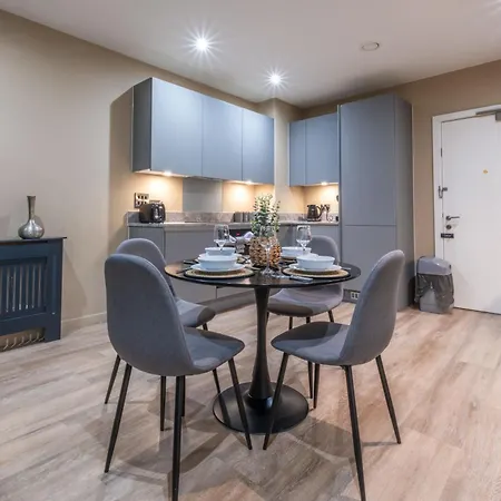 M1 Townhouse Sleeps 8 Parking Fast Wifi Manchester