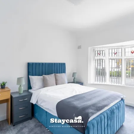 Spacious 4-bed Near Didsbury بيت للعطل