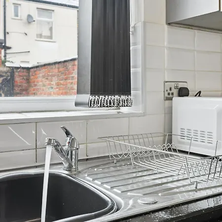 Manchester 2 Bedroom 5 Beds House 10 Minutes Away From City Centre And Hospitals On Street Parking ,Great For Long Term Stays Contractors And Hospital Workers *