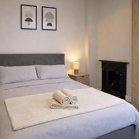 Сasa de vacaciones Home, Sleeps 6, Contractor Friendly, Free Parking *