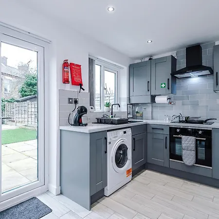 Stylish 2br House For 4 In With Parking *