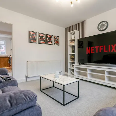 Spacious 4 Bed Ideal For Business & Long Term Stays, Free Parking Guest house