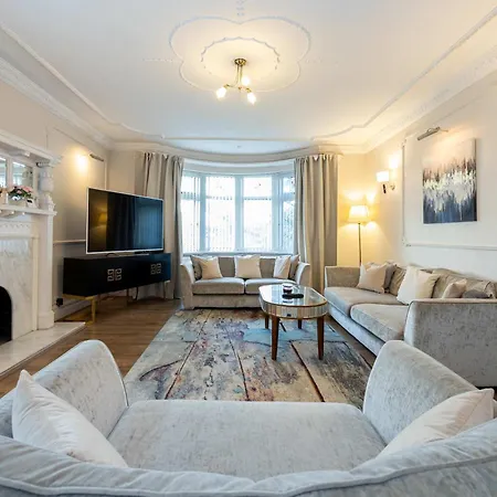 Detached House In Prestwich Sleeps 10 With Parking Feriehus *