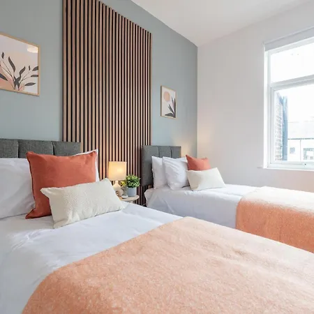 Tatil Evi Stylish Comfort Retreat - Salford, Sleeps 8