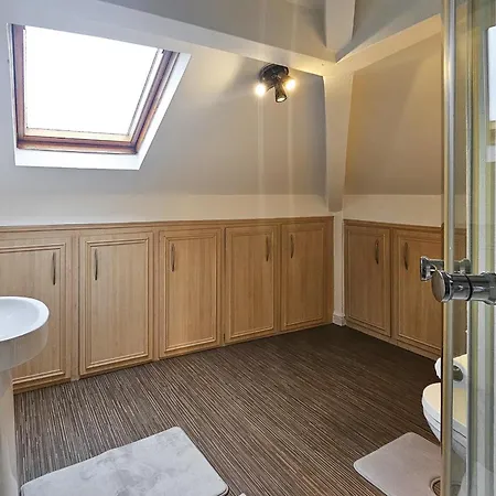 Massive And Stylish 5 Bed House - Sleeps 13 - Free Parking *