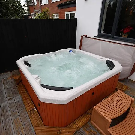 Stunning Family With Hot Tub In Worsley Holiday home *