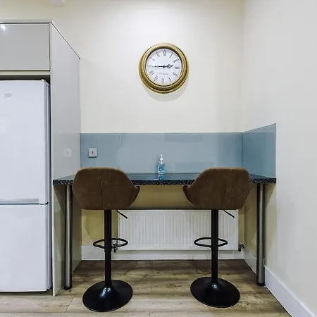Sleeps 13, Free Parking, Near Etihad & C0-0p Live, 4br