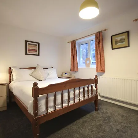 Cosy 2bdr House With Driveway Near