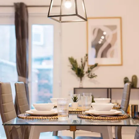 펜션 Modern 3 Bedroom House In Salford, Sleeps 6, 16 Minutes From Centre, Free Parking And Wi-fi, Weekly & Monthly Stays, Great Rates Available At Peachy