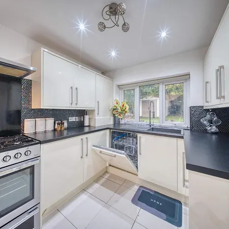 Modern 3br Sleeps 7 Parking Holiday home *