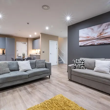 M1 Townhouse Sleeps 8 Parking Fast Wifi Manchester