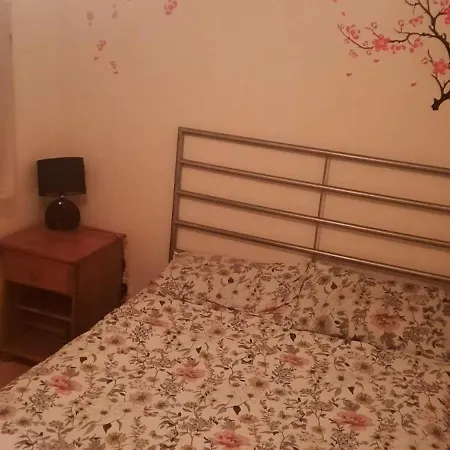 Manchester Room בית הארחה *