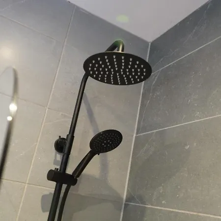 Spacious 3-bedroom Near Centre With Parking Feriehus *