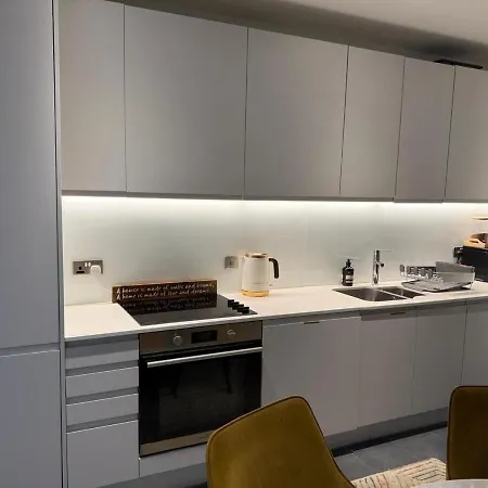 Stylish Townhouse With Parking - Pass The Keys 맨체스터