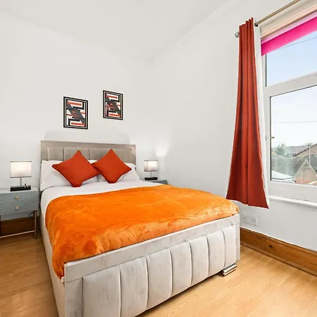 בית נופש Modern And Comfy 3 Bed Near Etihad, Coop Live Arena And Centre מנצ'סטר