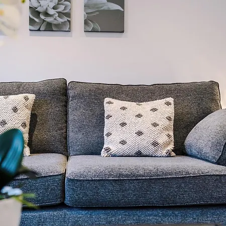 Stylish 2br House For 4 In With Parking Nyaraló *