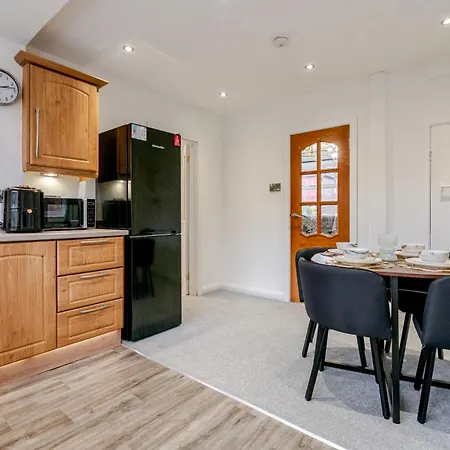 Spacious 4 Bed Ideal For Business & Long Term Stays, Free Parking Guest house *