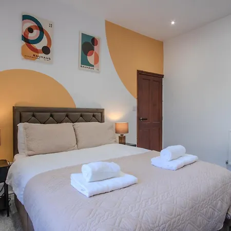 Modern & Spacious 4-bedroom Home, Family & Contractor Friendly, Feriehus Manchester