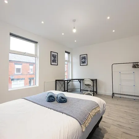 Spacious 4br Perfect For Groups & Contractors Manchester