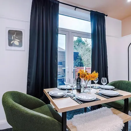Spacious 4Br Home - Walk To Metrolink - Free Parking - Sleeps 8 Tatil Evi *
