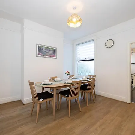 Steps From Old Trafford - Modern * Manchester