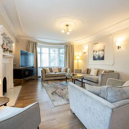 Detached House In Prestwich Sleeps 10 With Parking Holiday home