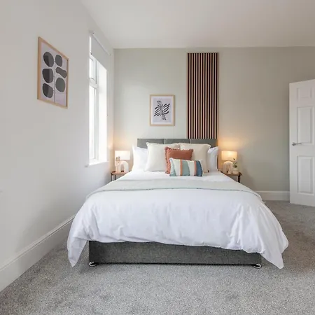 Holiday home Comfort & Style In Salford - Sleeps 8 *