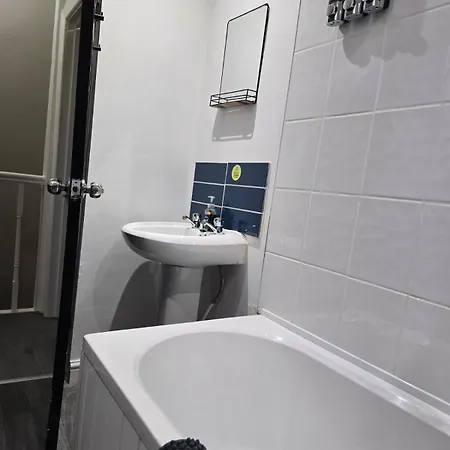 Modern 3 Bed House In Salford With Free Parking Casa de Férias