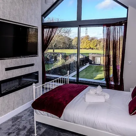 Σπίτι διακοπών Stunning Family With Hot Tub In Worsley *