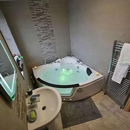 Dom wakacyjny Elegant With Hot Tub