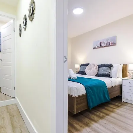 Sleeps 13, Free Parking, Near Etihad & C0-0p Live, 4br Hébergement de vacances