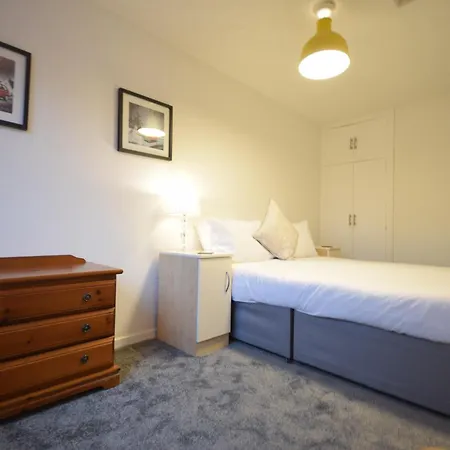 Cosy 2bdr House With Driveway Near *