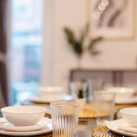 펜션 Modern 3 Bedroom House In Salford, Sleeps 6, 16 Minutes From Centre, Free Parking And Wi-fi, Weekly & Monthly Stays, Great Rates Available At Peachy 맨체스터