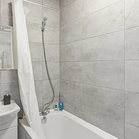 2 Bedroom 5 Beds House 10 Minutes Away From Centre And Hospitals On Street Parking ,great For Long Term Contractors And Hospital Workers Manchester