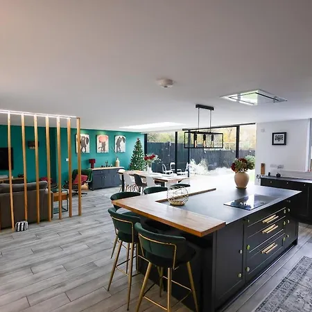 펜션 Stunning Family With Hot Tub In Worsley