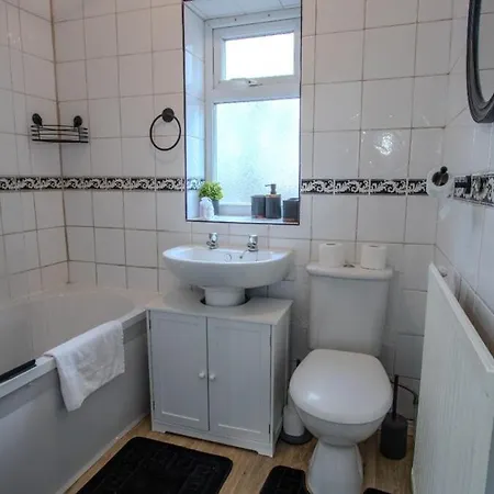 Stylish 3br In Swinton - Free Parking