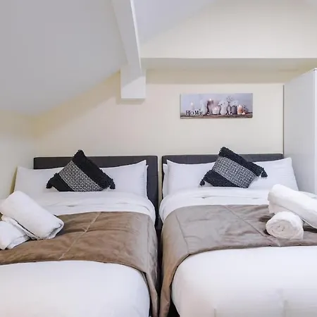 Hébergement de vacances Sleeps 13, Free Parking, Near Etihad & C0-0p Live, 4br Manchester