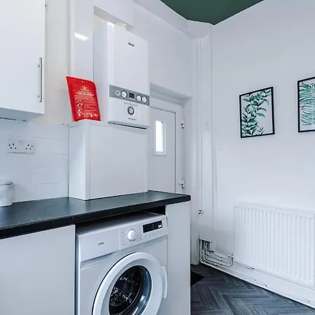 Dom wakacyjny Spacious 3 Bed In By 53 Degrees Property, Perfect For Group Stays, Sleeps 8 With Free Parking! *