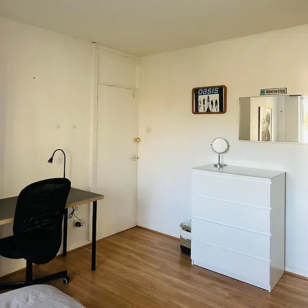 The Oasis - Fast Wi-fi - Private Workspace Habitación en casa particular