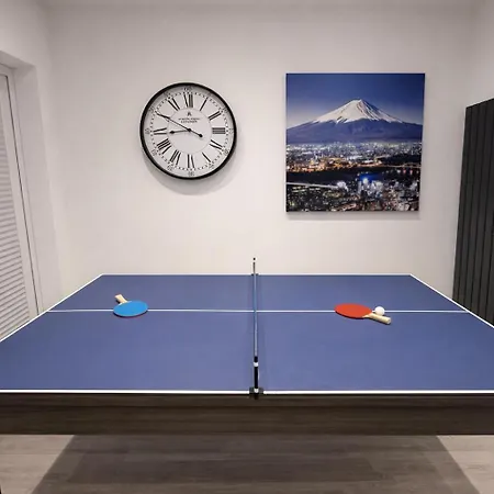 Boutique Mcr With Games Table, Sleeps 9 * Манчестер