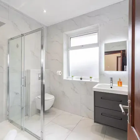 Modern & Spacious 4-bedroom Home, Family & Contractor Friendly, *