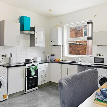 Manchester 2 Bedroom 5 Beds House 10 Minutes Away From City Centre And Hospitals On Street Parking ,Great For Long Term Stays Contractors And Hospital Workers 度假居 曼彻斯特