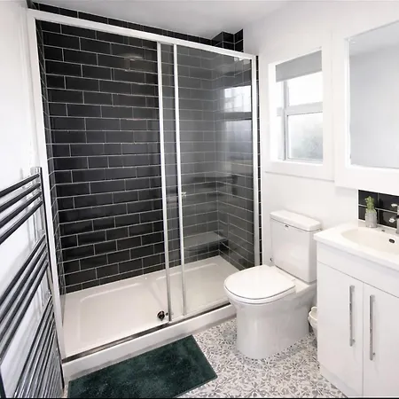 Home, Sleeps 6, Contractor Friendly, Free Parking * Mánchester