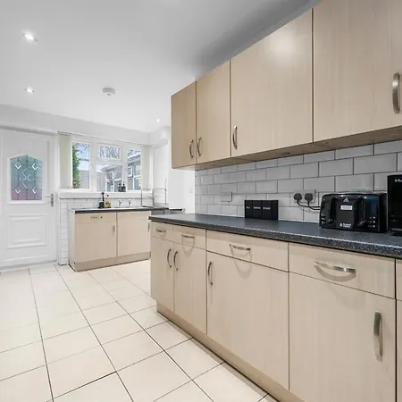 Сasa de vacaciones The Vibe & Play Hangout - Hot Tub Retreat